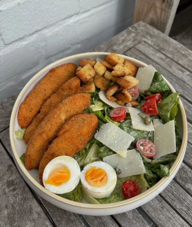 Salade César au poulet croustillant
