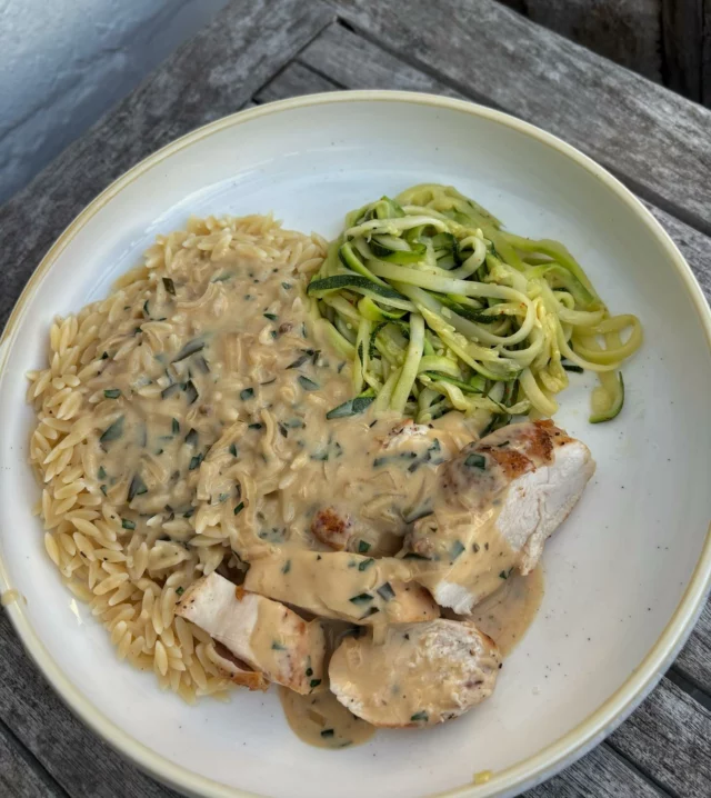 Poulet à l’estragon, tagliatelles de courgette, pâtes grecques