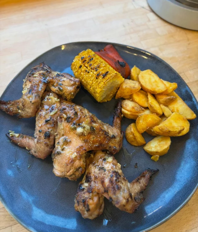 Ailes de poulet piri-piri, maïs grillé, poivrons, country potatoes