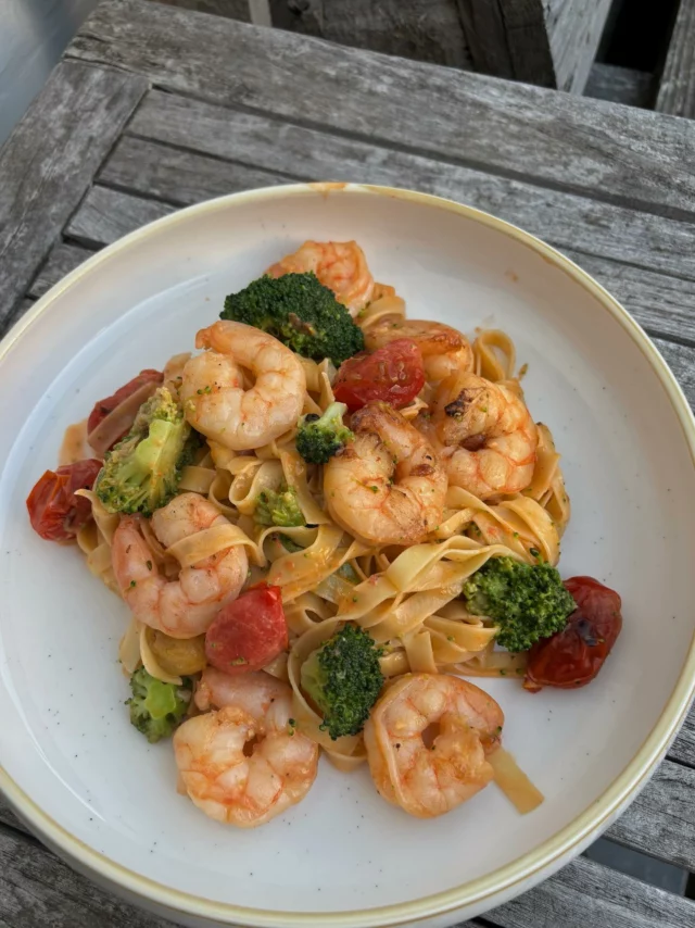 Tagliatelles aux scampis diabolique, brocolis et tomates cerises