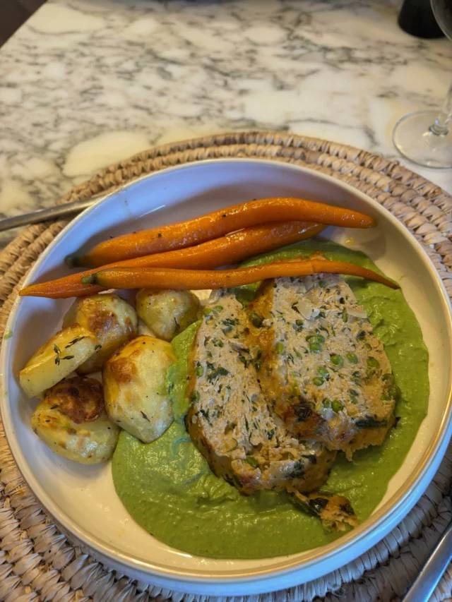 Pain de viande de volaille aux petits pois et épinards, sauce petits pois-épinards et ricotta, pommes de terre rôties, carottes glacées