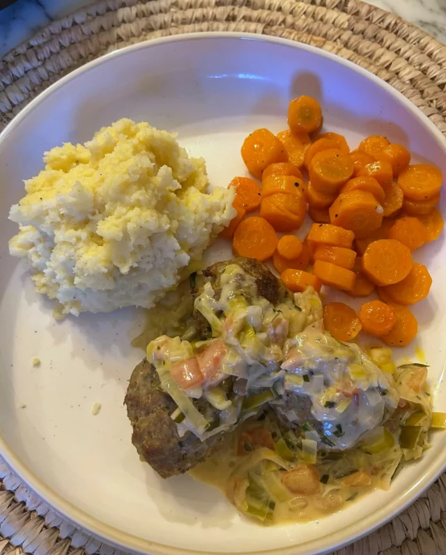 Boulettes entre Sambre et Meuse (sauce tomatée estragon crème), carottes, purée