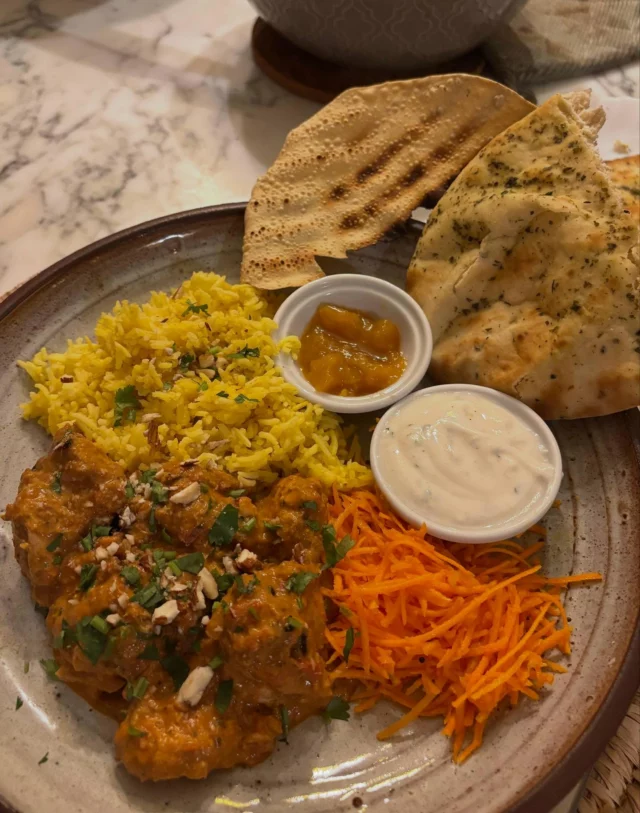 Poulet tikka massala, chutney de mangue, pain naan, carottes au cumin, riz au curcuma