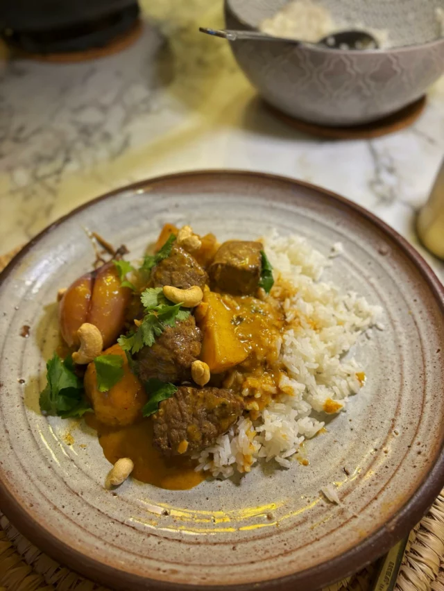 Curry massaman de bœuf, riz blanc