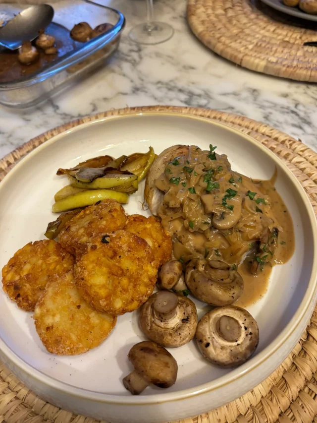 Poulet aux pommes et au cidre, sauce aux champignons, poêlée de champignons, rostis