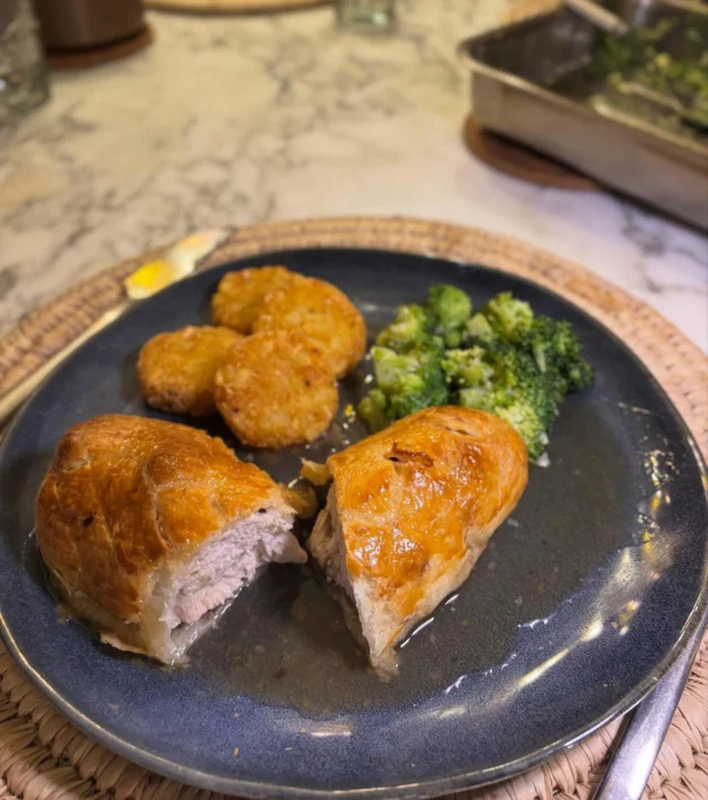 Feuilleté de poulet aux champignons, brocolis, rostis