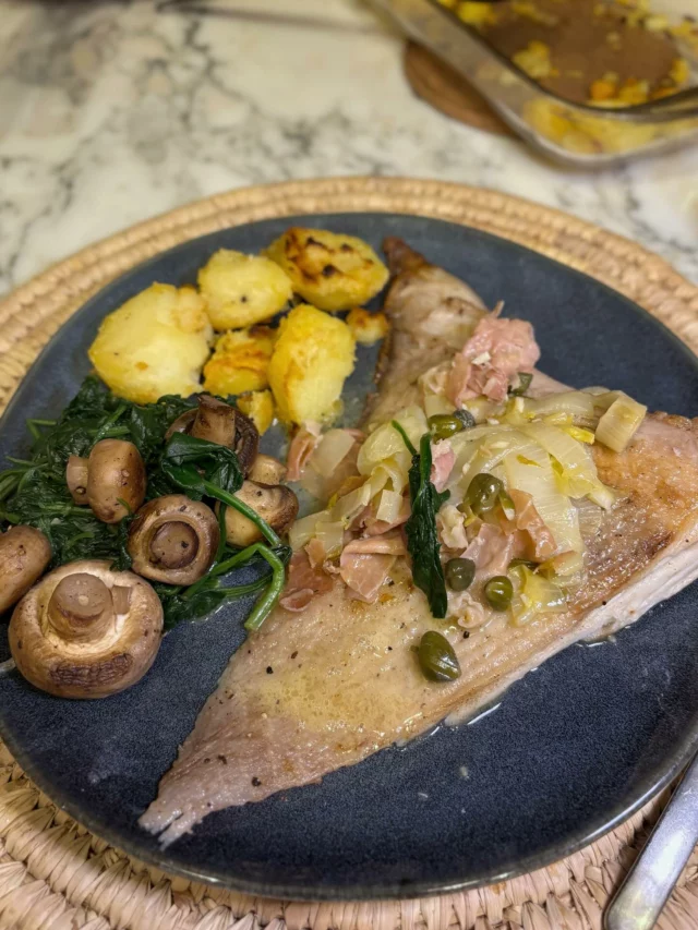 Aile de raie au prosciutto et aux câpres, pommes de terre rôties, épinards, champignons