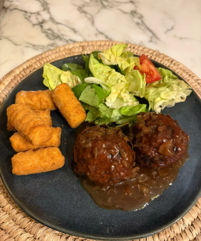 Boulets liégeois, croquette, salade