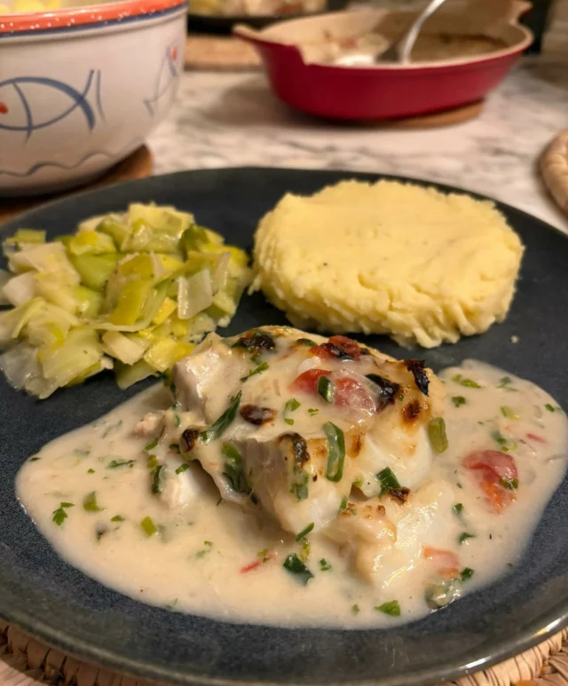 Cabillaud à la crème de certeuil tomatée, poireaux, purée