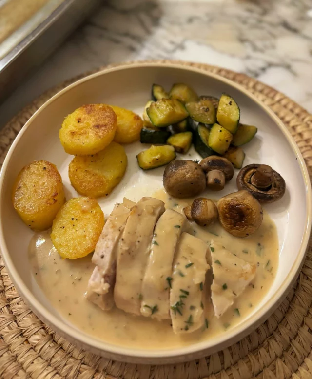 Poulet à l’estragon, courgettes, champignons, pommes de terre rôties
