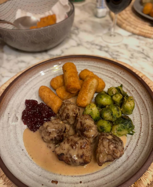 Boulettes à la suédoise, croquettes, airelles, choux de bruxelles