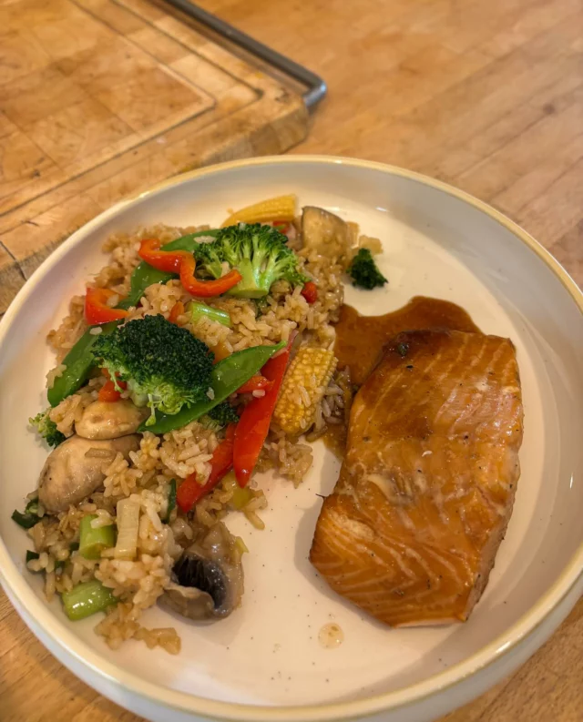 Saumon fumé mi-cuit sur sa planche, riz sauté aux légumes, sauce teriyaki
