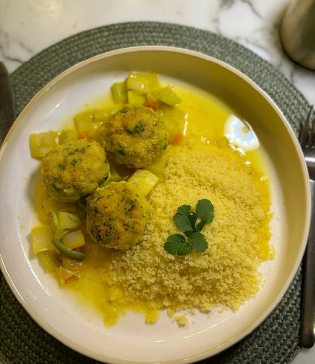Boulettes de poisson aux herbes et citron confit, tenouil, poireaux, semoule