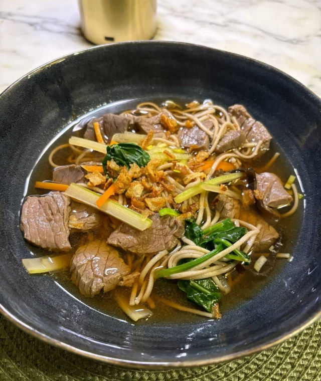Soupe de bœuf et légumes à la japonaise, nouilles de soba