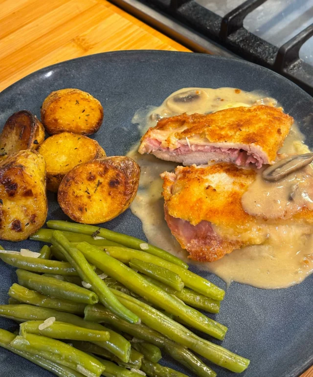 Cordon bleu, sauce aux champignons, haricots princesses, pommes de terres rôties