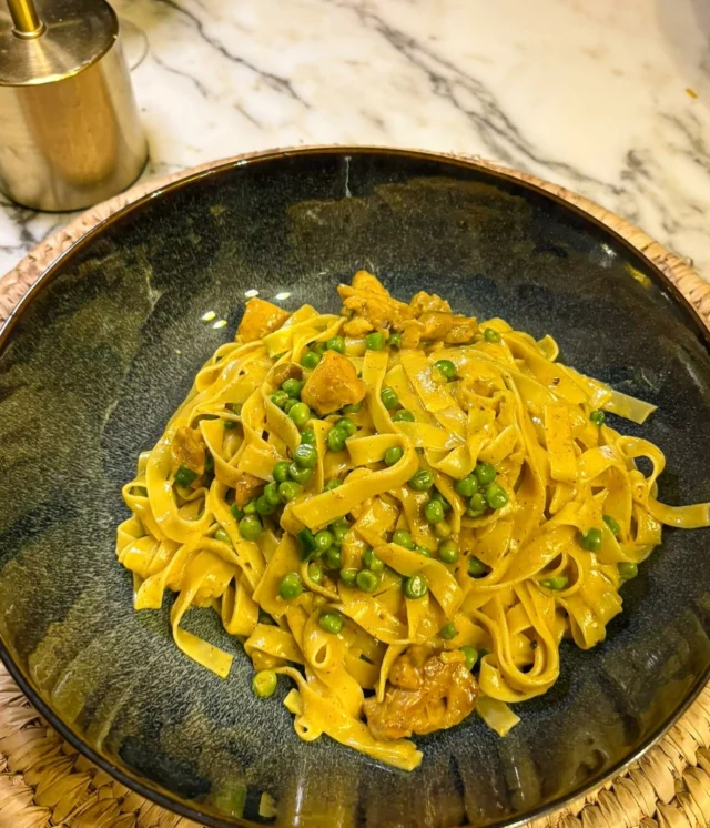 Tagliatelles au poulet au curry, petits pois