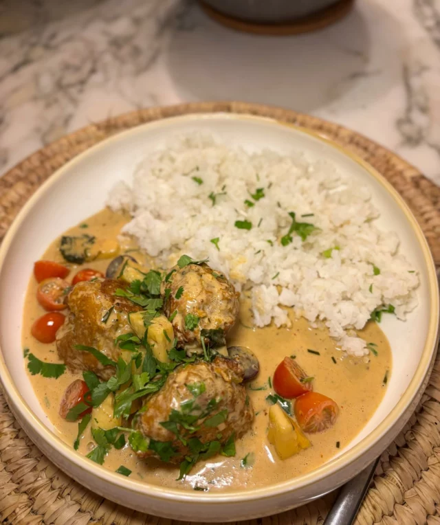 Boulettes de poulet au curry rouge et lait de coco, tomates cerises, ananas, riz blanc