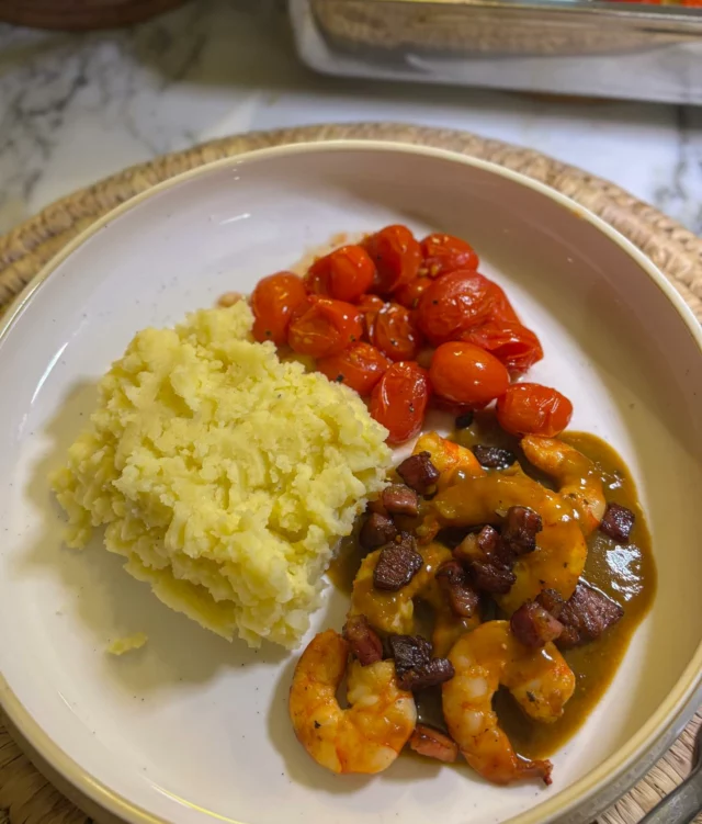 Gambas - pancetta, sauce façon bisque au gochujang, purée, tomates cerises rôties