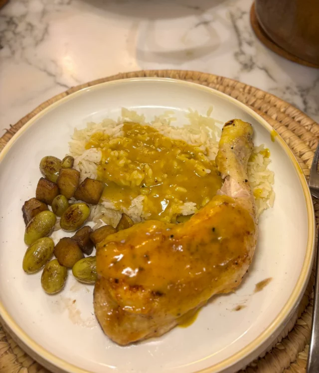 Cuisse de poulet au curry, pommes, raisins, riz blanc