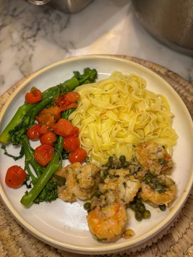 Piccata de gambas (citron et câpres), tagliatelles, broccolini, tomates cerises rôties