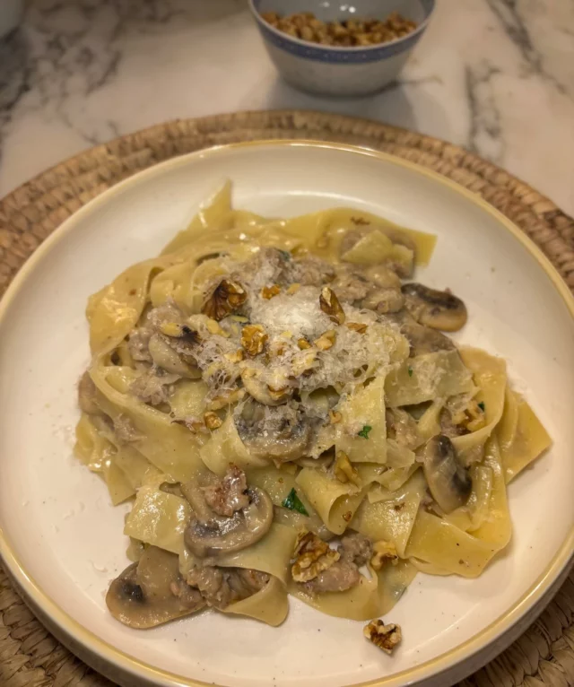 Pappardelles à la chair à saucisse, aux oignons caramélisés, champignons, et noix concassées