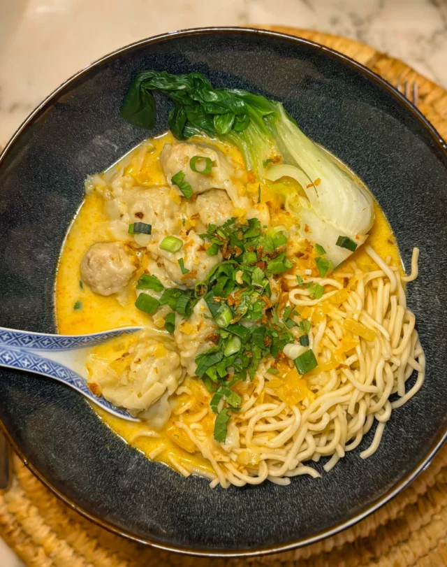 Soupe de wonton et nouilles au curry rouge, pak choi