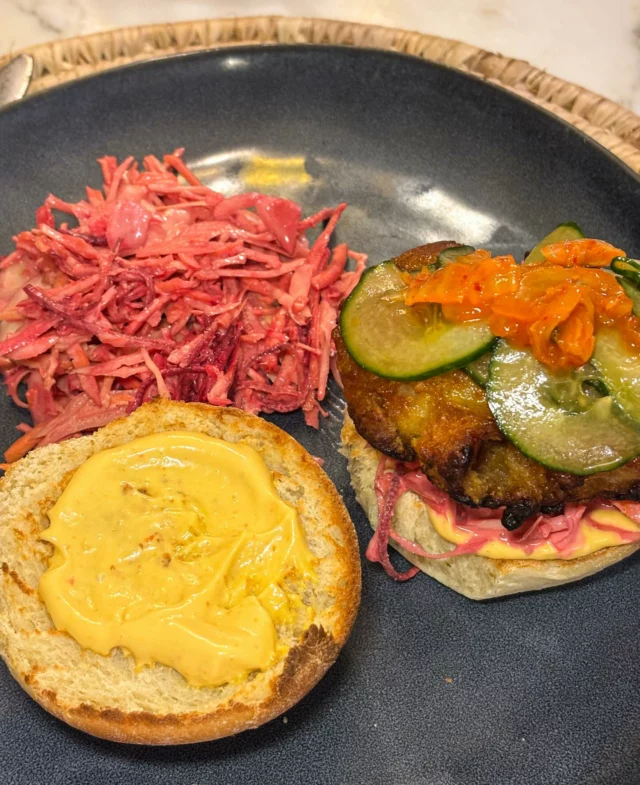 Korean fried chicken burger :
Poulet frit à la coréenne, pain burger maison, concombre mariné, coleslaw, mayonnaise Sriracha