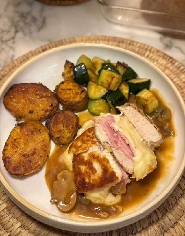 Cordon bleu, sauce aux champignons, courgettes, pommes de terre rôties