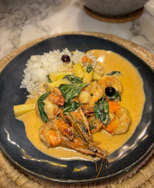 Gambas au curry rouge et lait de coco, ananas, raisins, tomates cerises, riz blanc