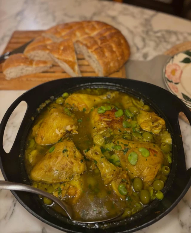 Tajine de poulet aux olives et citrons confits, fèves, artichauts, pain