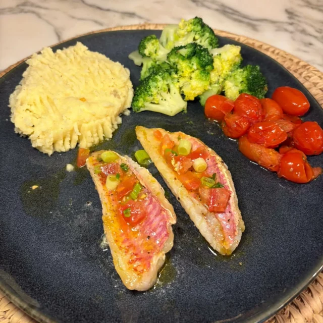 Filets de rougets, sauce vierge, brocolis, tomates cerises rôties, purée #homemadefood #rougets #saucevierge
