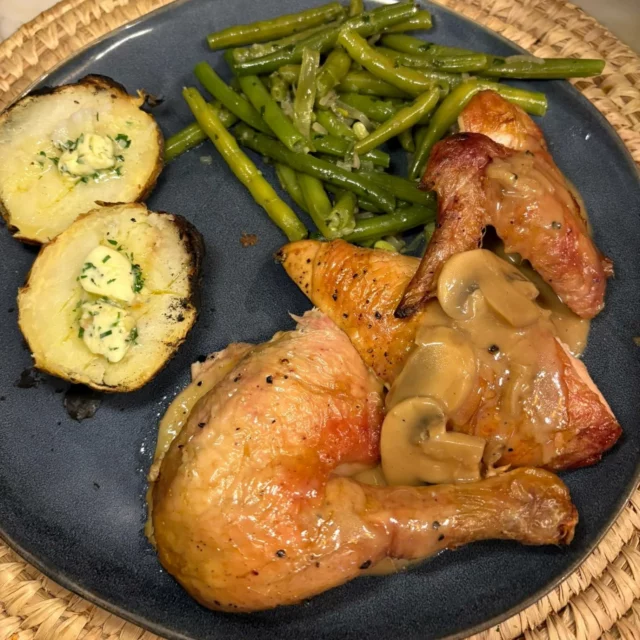 Poulet rôti au kamado, pomme de terre en chemise, haricots, sauce au champignons. 
#homemadefood #pouletrôti #kamadojoe