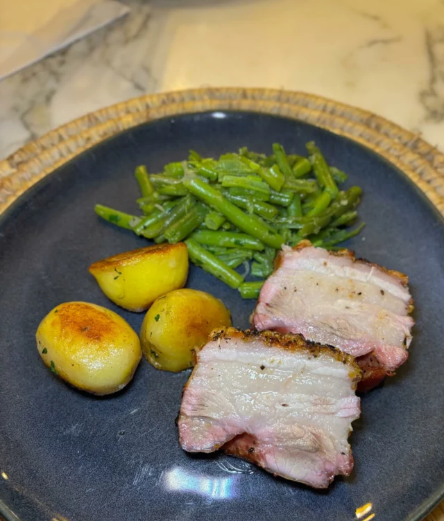 Poitrine de porc lentement mijotée au kamado, pommes de terre rôties, haricots verts