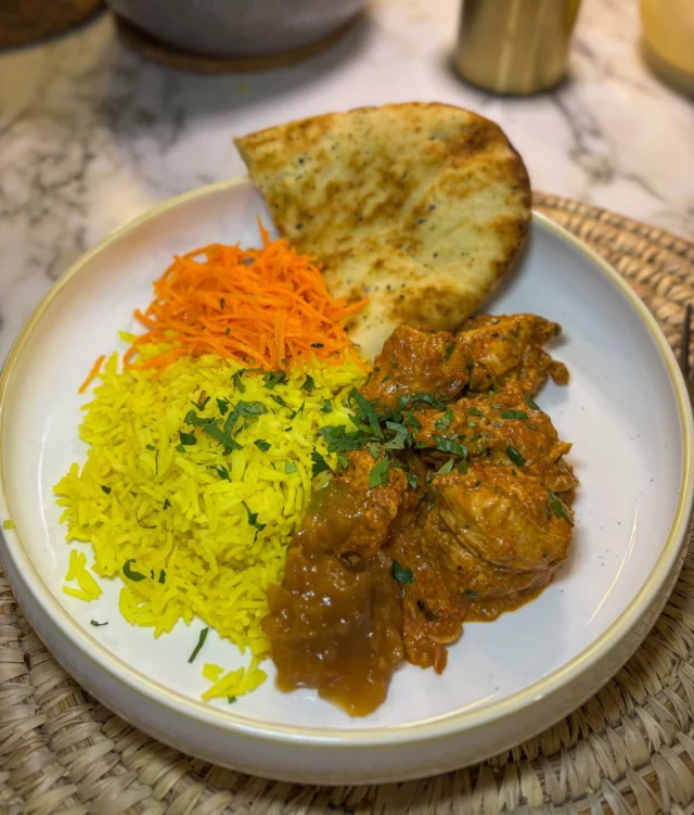 Poulet tikka massala, chutney de mangue, pain naan, carottes au cumin, riz au curcuma