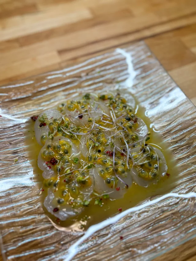 Valentine’s day dinner 💘 

Carpaccio de Saint-Jacques, fruit de la passion citron vert & huile d’olive 

Carré d’agneau en croûte d’herbes, jus au thym, carottes colorées glacées, purée facon Robuchon 

Panna cotta aux fruits rouges