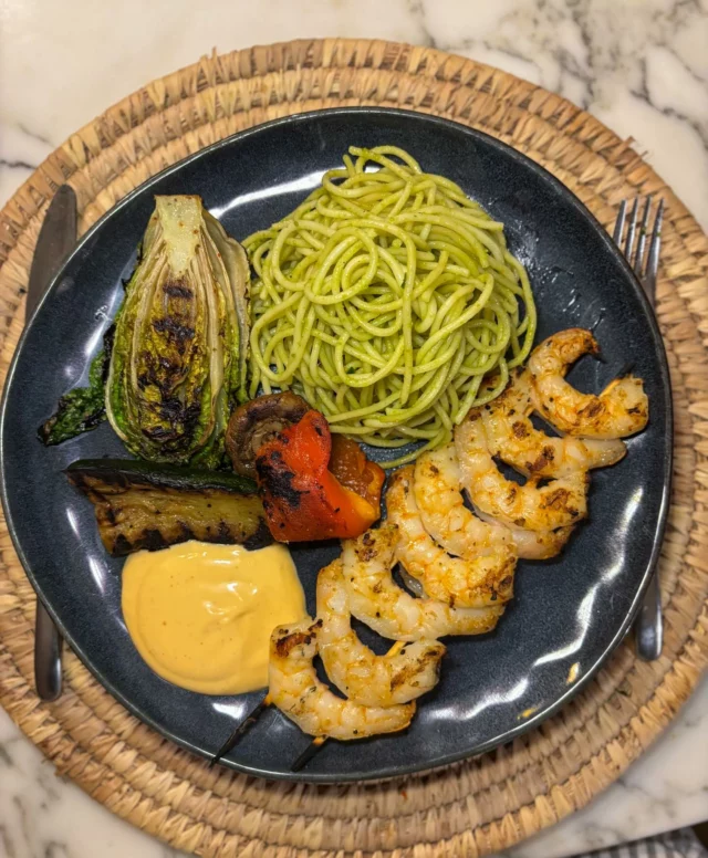 Brochette de scampis grillés au kamado, pâtes au pesto, légumes grillés, mayonnaise srirhacha
