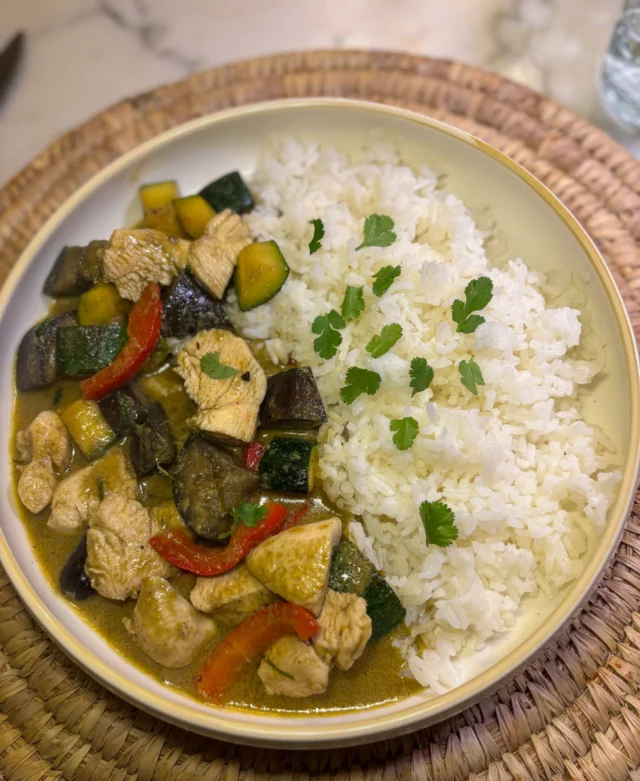 Poulet au curry jaune et lait de coco, aubergines, courgettes, poivrons, riz blanc