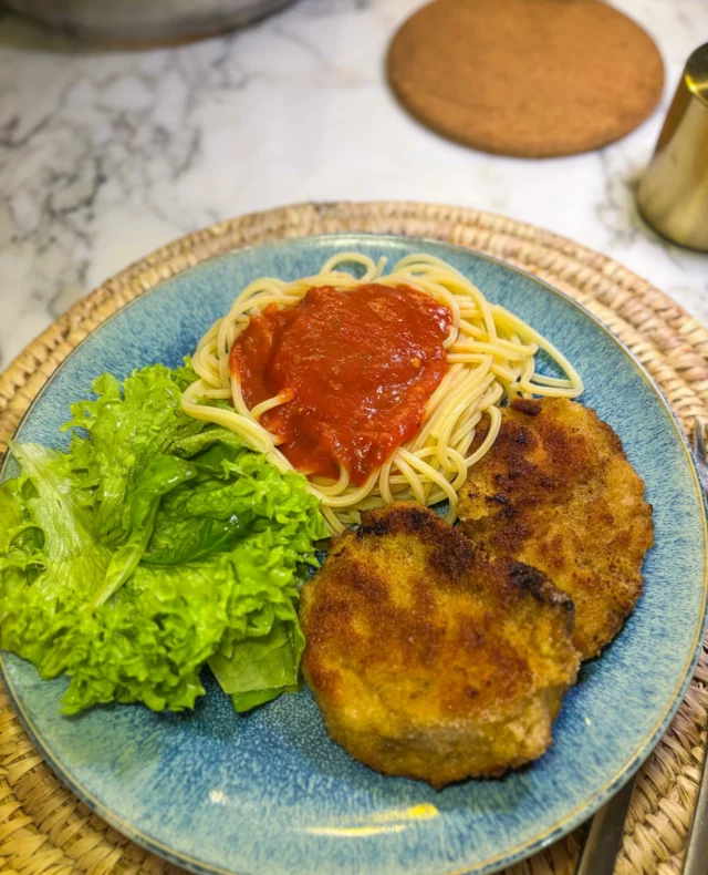 Escalope de veau alla milanaise, spaghettis, sauce tomatée, salade