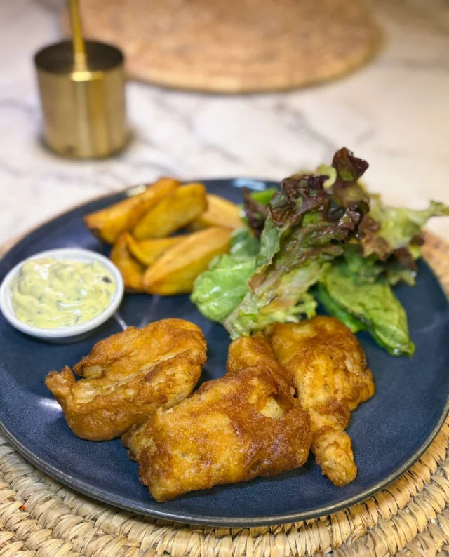 Fish and chips, salade, sauce tartare