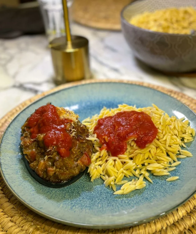 Aubergine farcie, pâtes grecques, sauce tomatée