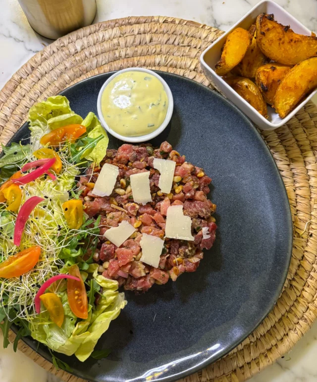 Tartare à l’italienne (mélange de boeuf classique et de boeuf Holstein maturé), country patatoes, mayonnaise au basilic, salade