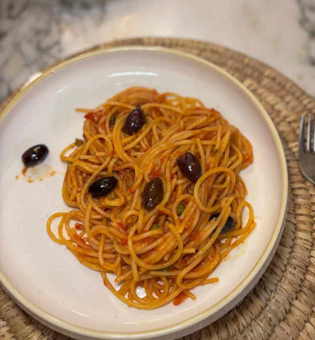 Spaghettis alla puttanesca (piment, câpres, olives et anchois)