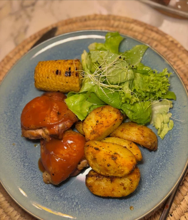 Hauts de cuisse de poulet fumé au Kamado, sauce bbq maison, mais grillé, salade, pommes de terre rôties