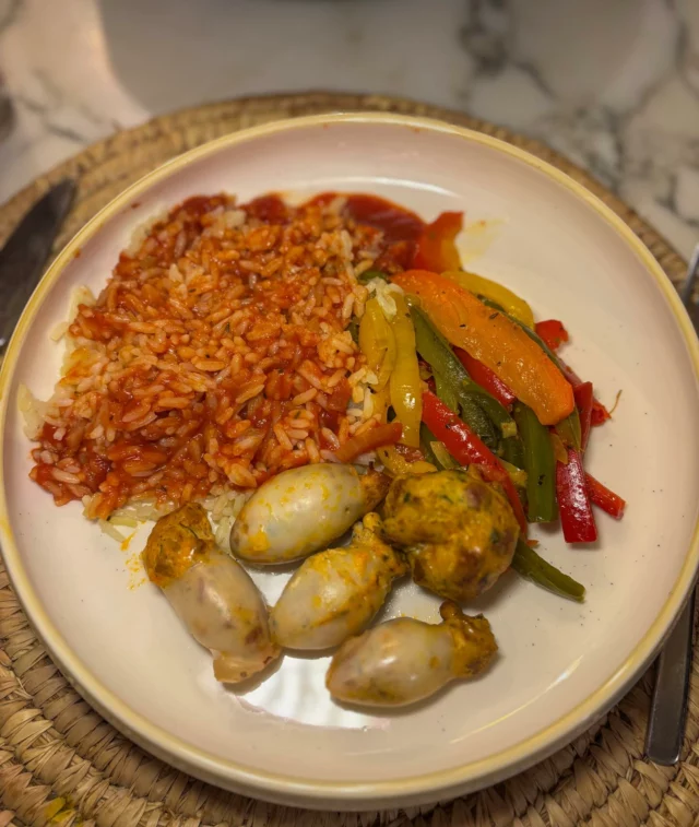 Encornets farcis au chorizo, piperade de poivrons, riz pilat, sauce tomatée