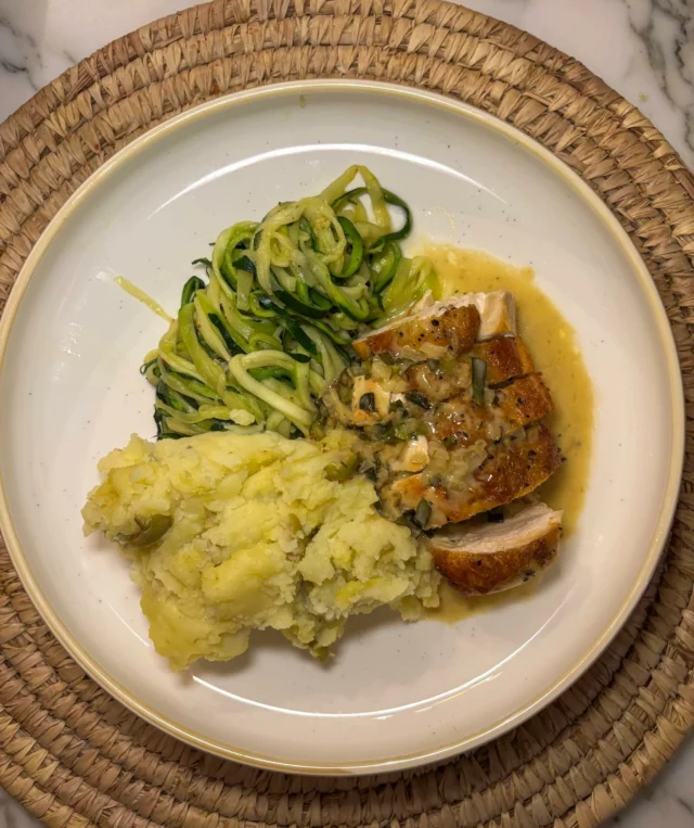 Poulet à l’estragon, purée aux olives, tagliatelles de courgette