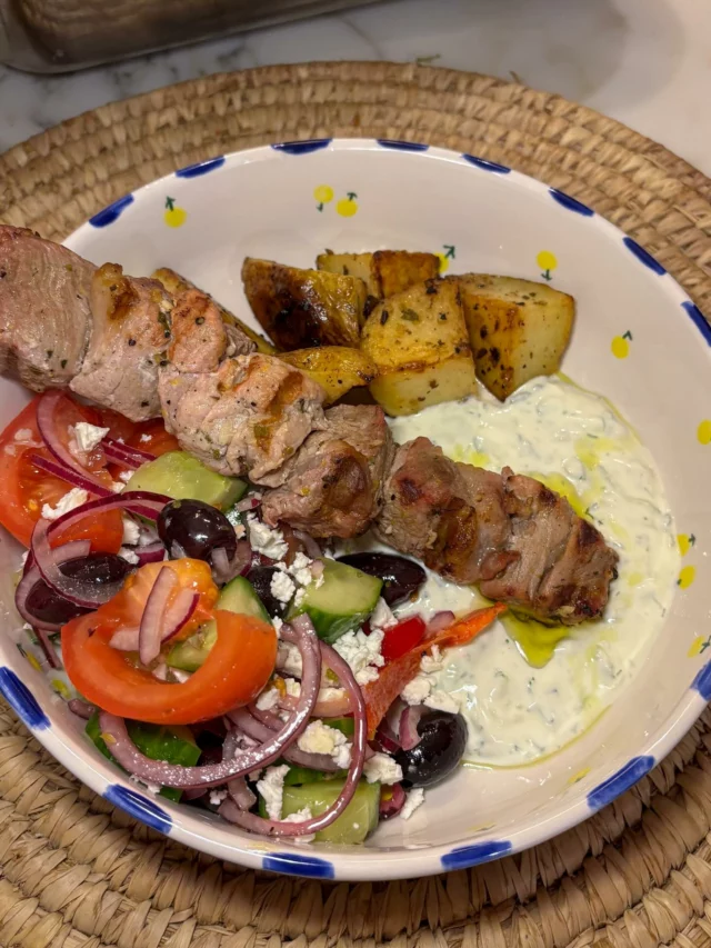 Souvlakis, pommes de terres rôties, salade grecque, tzatziki
