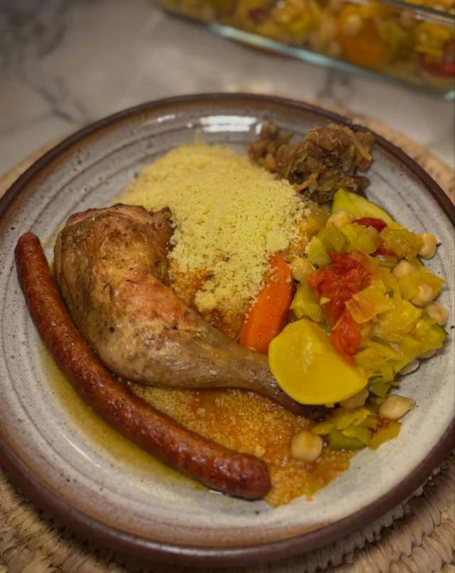 Couscous, poulet, merguez et son confit d’oignons, raisins