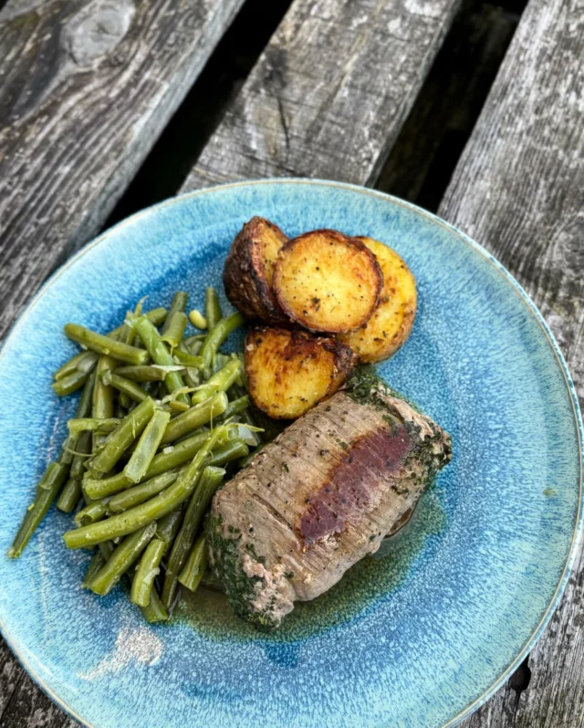Oiseaux sans tête, sauce gravy, haricots verts, pommes de terre rôties