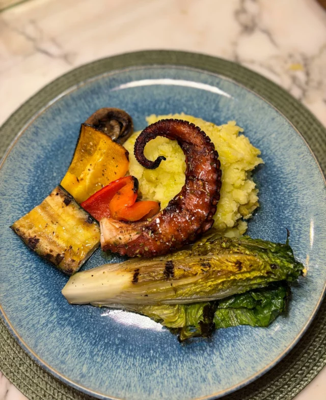 Patte de poulpe grillée au kamdo, purée aux olives, légumes grillés