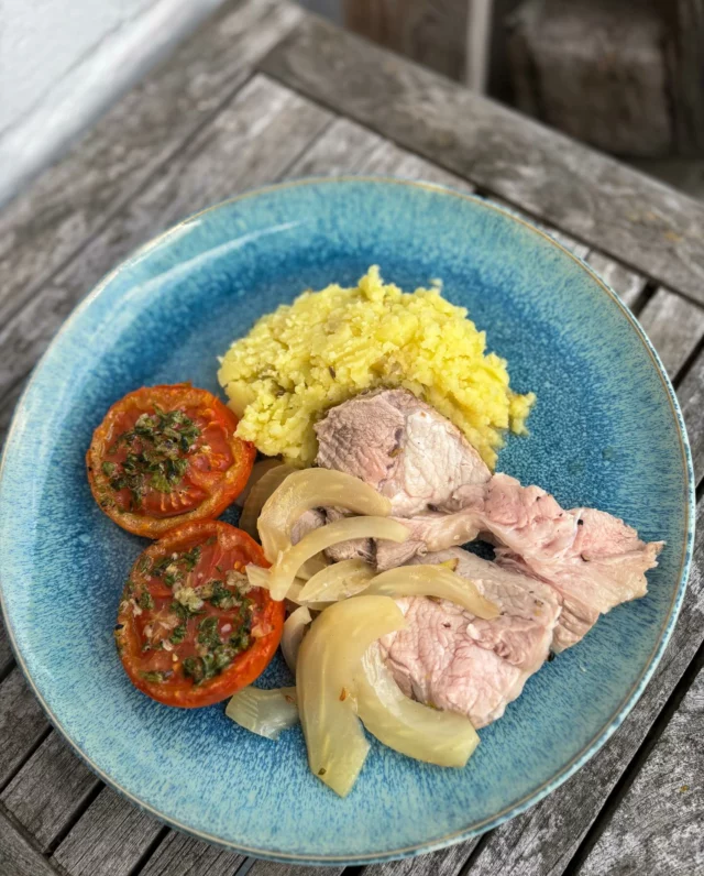Rôti de porc en cocotte au fenouil et vin blanc, purée aux olives, tomate au four